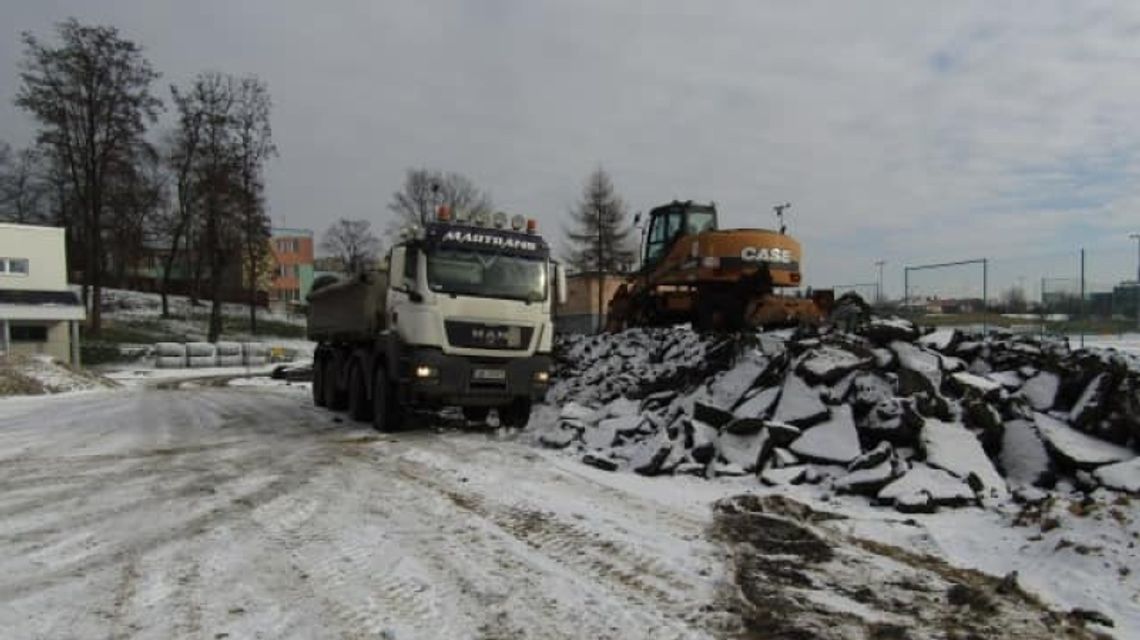 Na "Kresach" powstaje boisko ze sztuczną murawą. Trwa budowa [ZDJĘCIA]