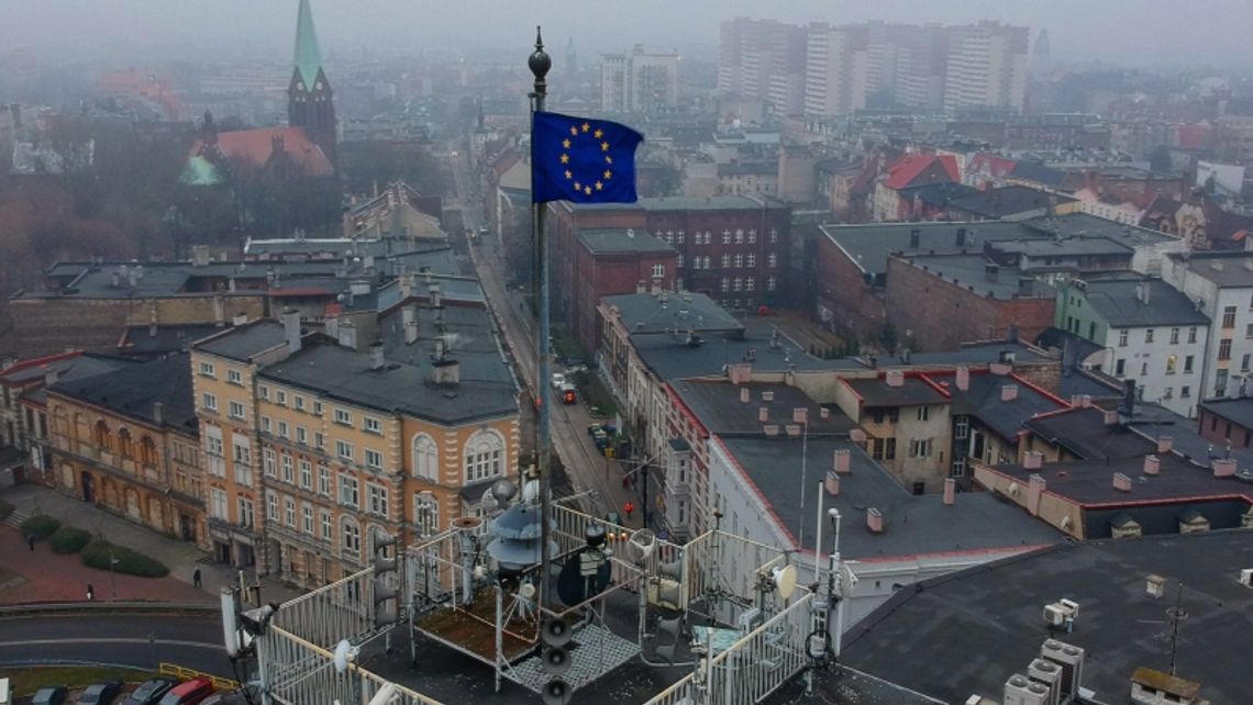 Na wieży ratusza zawisła flaga UE