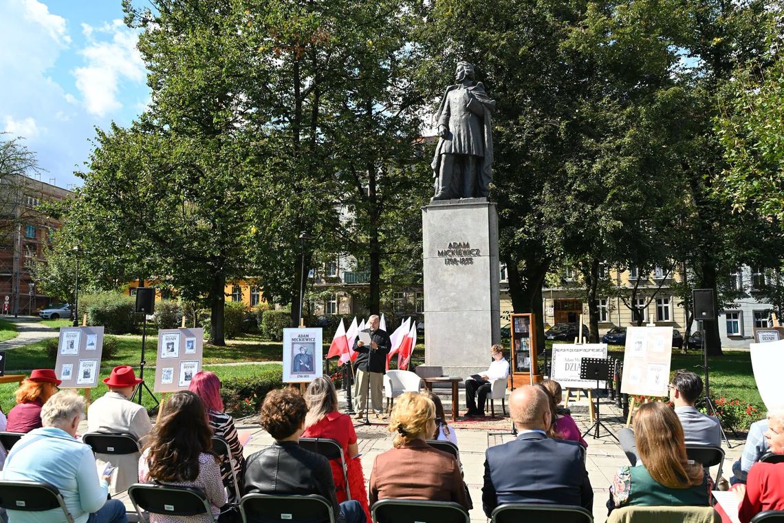 Narodowe Czytanie w Chorzowie. Na Placu Adama Mickiewicza przeczytano jego „Dziady” Narodowe Czytanie w Chorzowie. Na Placu Adama Mickiewicza przeczytano jego „Dziady”