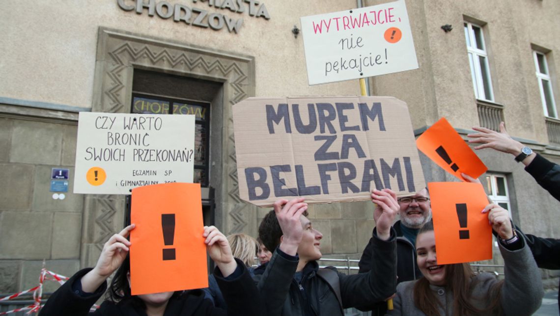 Nauczyciele i uczniowie protestowali w centrum miasta