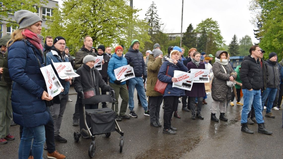 "Nie ma planety B". Demonstrowali przeciwko wycince drzew w sąsiedztwie Parku Śląskiego [ZDJĘCIA]