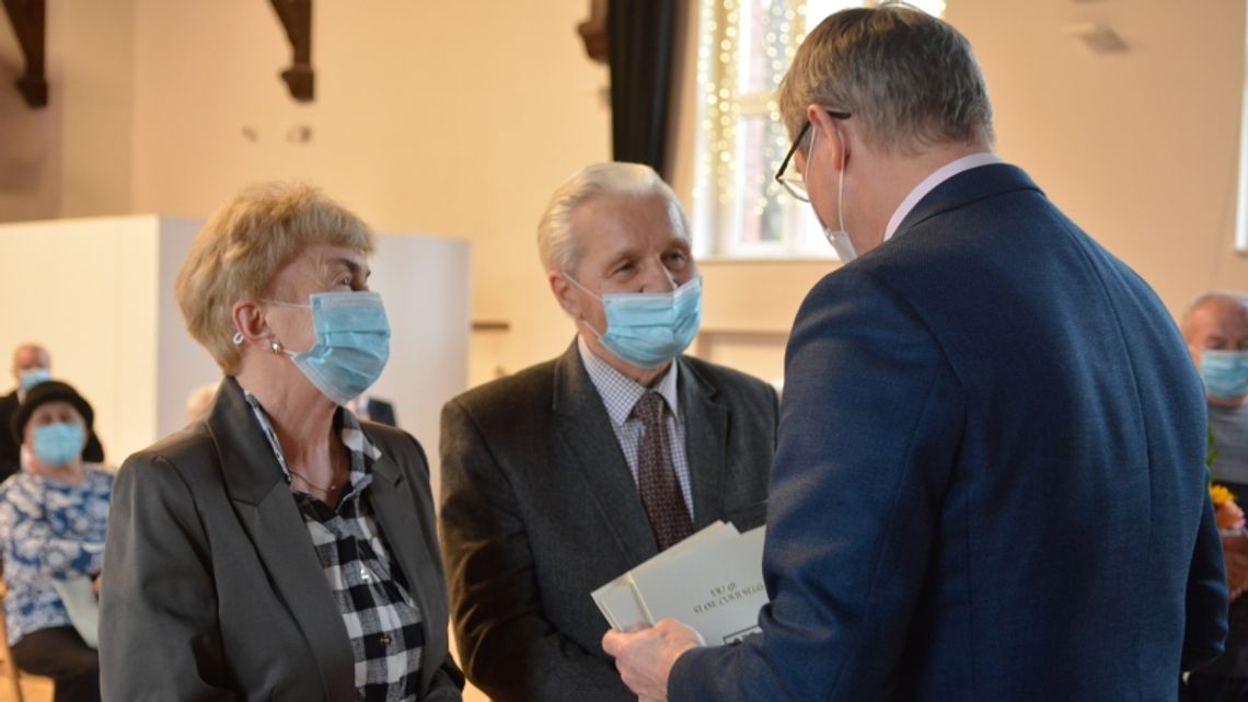 "Nie można się poddawać, trzeba przetrwać każdą burzę". Diamentowe, szmaragdowe i złote gody odbyły się w chorzowskim CIM [ZDJĘCIA]