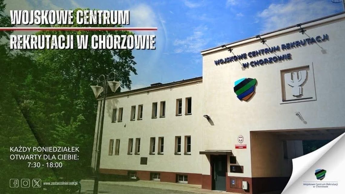 Budynek Wojskowego Centrum Rekrutacji w Chorzowie na grafice informującej o poniedziałkowym dyżurze od 7:30 do 18:00.