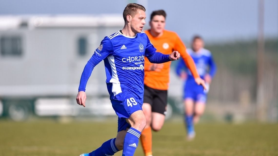 Niebiescy pewnie pokonują Gwarka