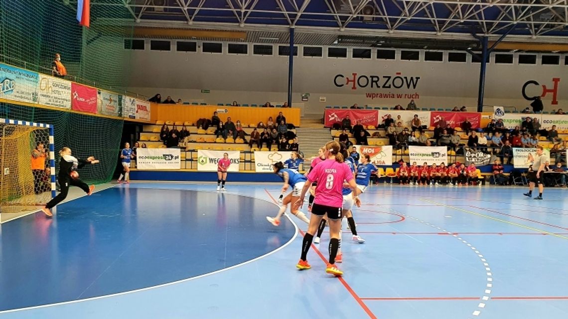 "Niebieskie" pewnie pokonują "Srebrne Lwice" i umacniają się na pozycji lidera "Niebieskie" pewnie pokonują "Srebrne Lwice" i umacniają się na pozycji lidera