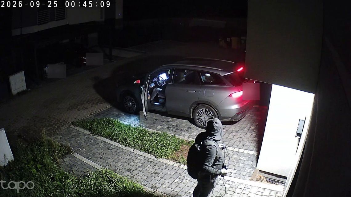 Nocna próba kradzieży aut w Świętochłowicach. Sprawców zarejestrował monitoring Dwie osoby przy otwartym samochodzie na posesji w Świętochłowicach — kadr monitoringu