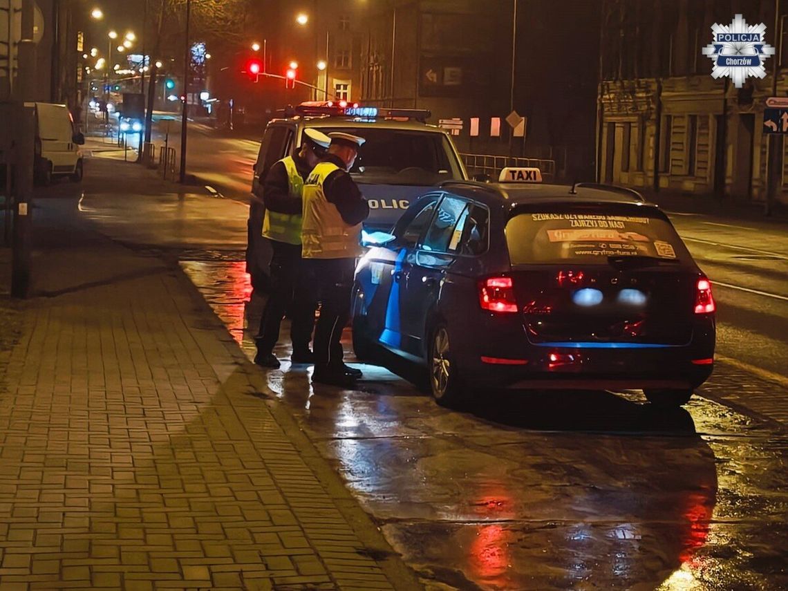 Nocne działania chorzowskiej policji. Kontrolowali kierowców świadczących przewozy osób przez aplikacje Nocne działania chorzowskiej policji. Kontrolowali kierowców świadczących przewozy osób przez aplikacje