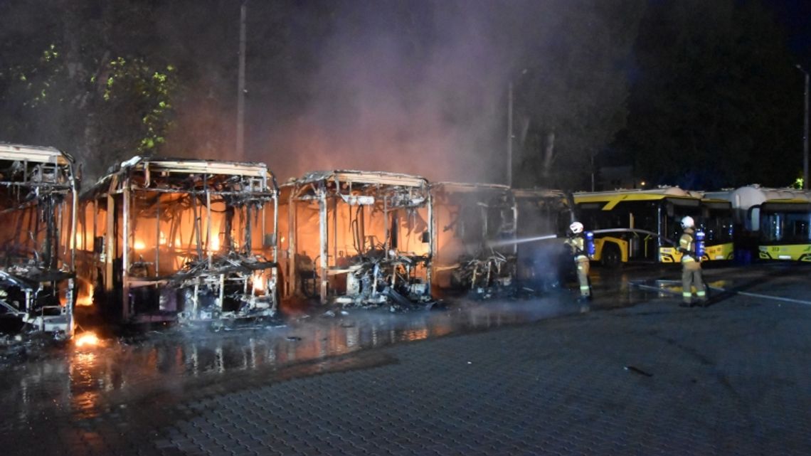 Nocny pożar autobusów. Możliwe utrudnienia w komunikacji miejskiej [ZDJĘCIA]