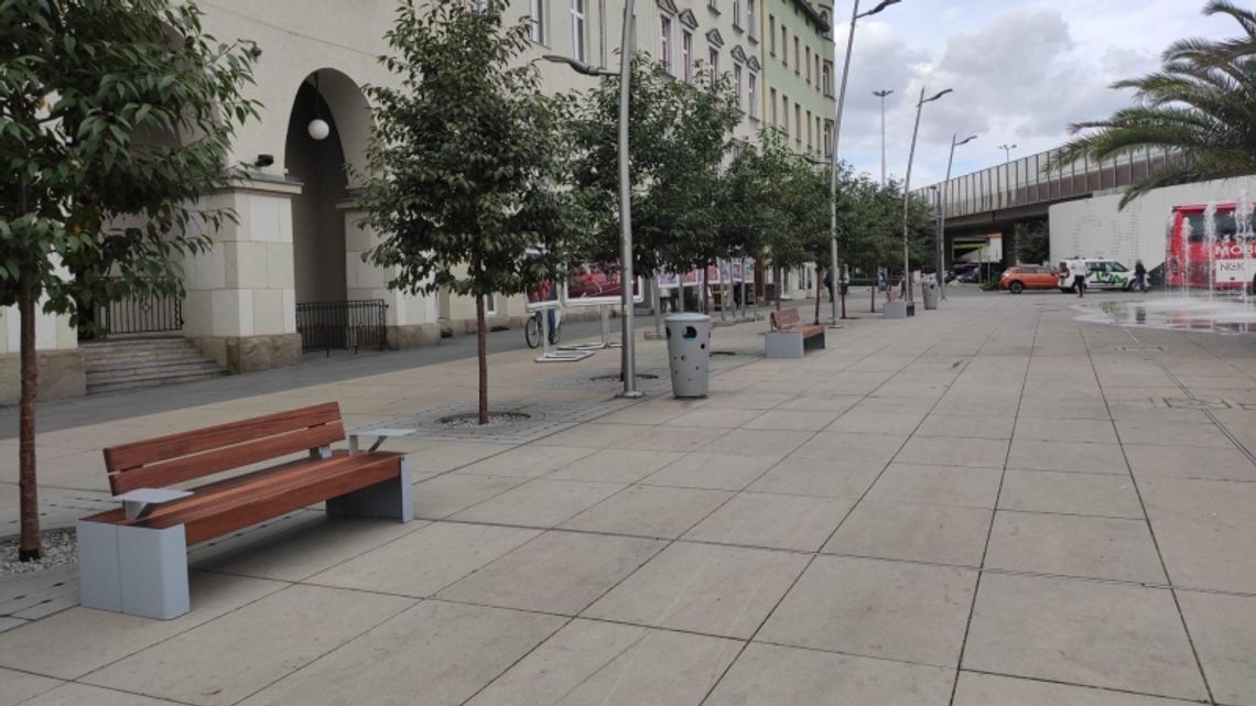 Nowe ławki na chorzowskim rynku