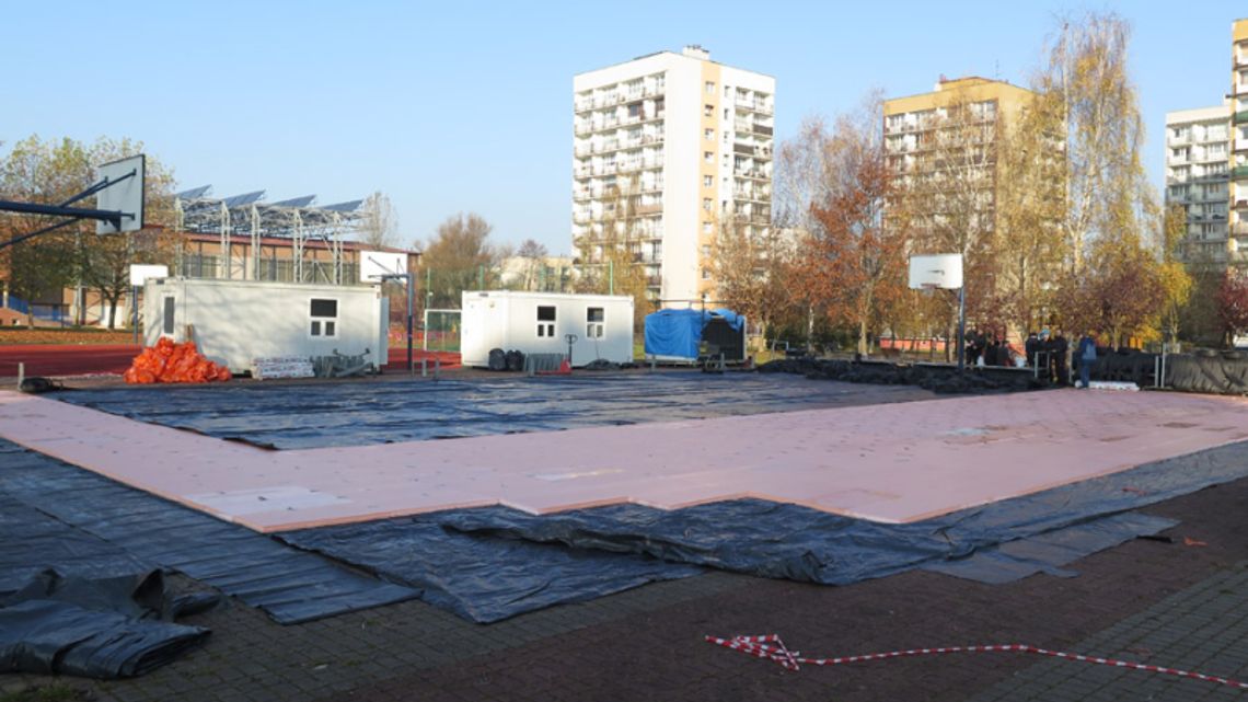 Ostatni weekend z padlem i budowa ślizgawki na Granicznej. MORiS przygotowuje obiekty na zimę i nie tylko 