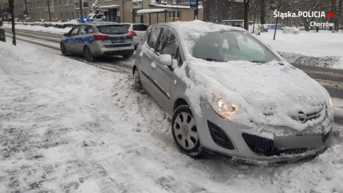 Oszronione szyby i samochód pokryty śniegiem - czym grozi taka jazda?