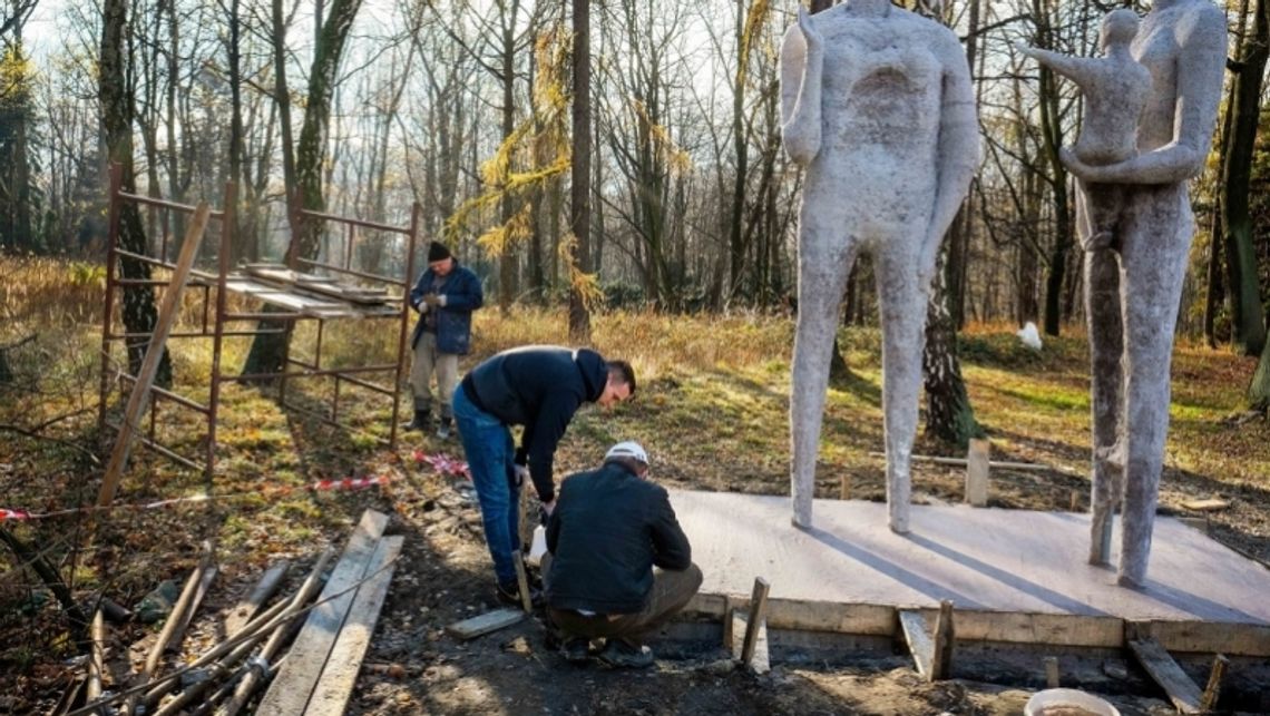 Parkowe rzeźby w trakcie liftingu