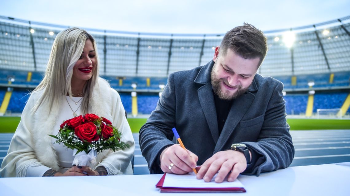 Paweł Fajdek jednak nie wziął ślubu na Stadionie Śląskim! To była tylko inscenizacja Paweł Fajdek jednak nie wziął ślubu na Stadionie Śląskim! To była tylko inscenizacja