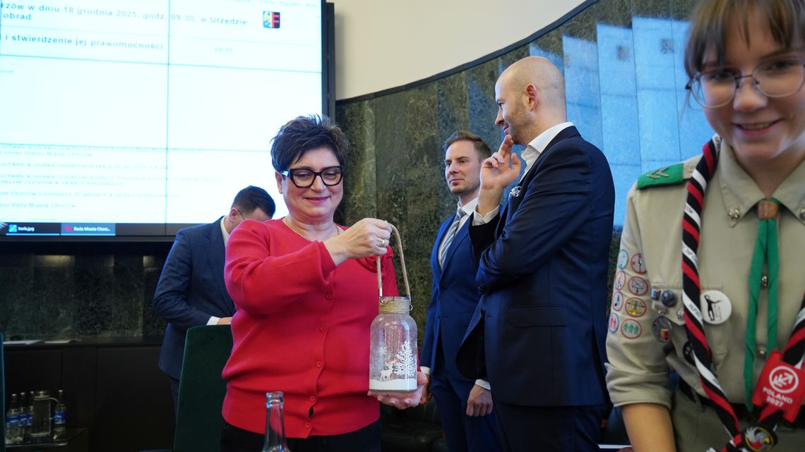 "Pielęgnuj dobro w sobie” – Betlejemskie Światło Pokoju dotarło do chorzowskiego magistratu