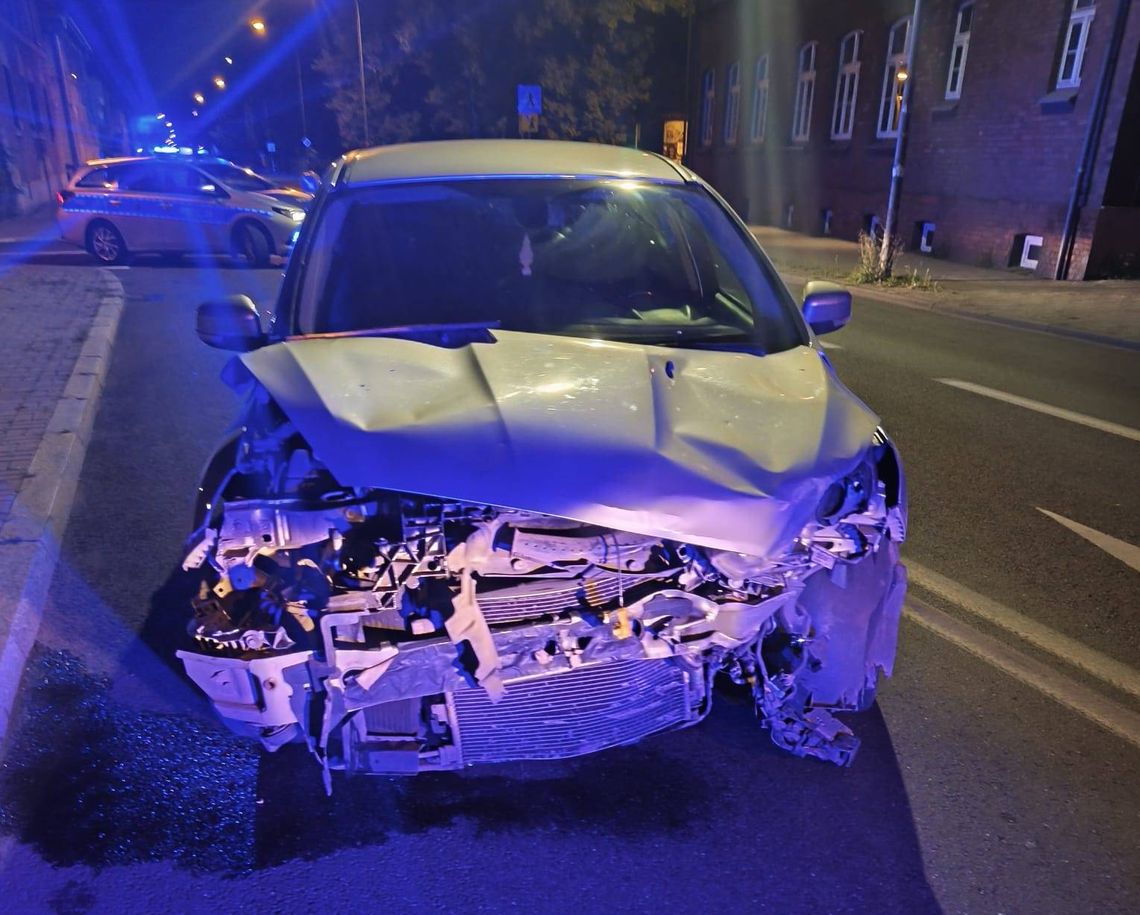 Pijany kierowca z zakazem prowadzenia. Samochód pożyczył i “skasował”