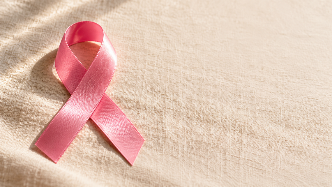 Po diagnozie nie trzeba zostawać samemu. Dzień Otwarty chorzowskich Amazonek Różowa wstążka na jasnym tle, symbol świadomości raka piersi