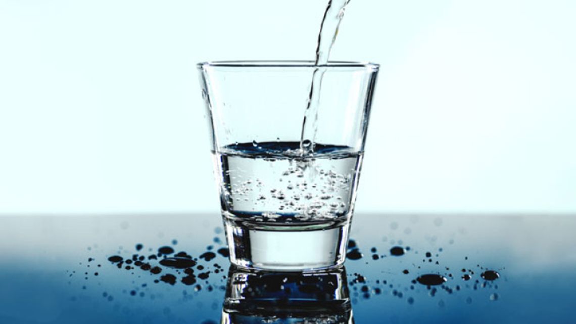 Podczas upałów pamiętajmy o piciu wody – także w podróży