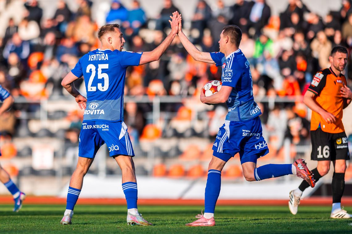 Podział punktów w Głogowie. Niebiescy w lany poniedziałek zremisowali z Chrobrym 1:1