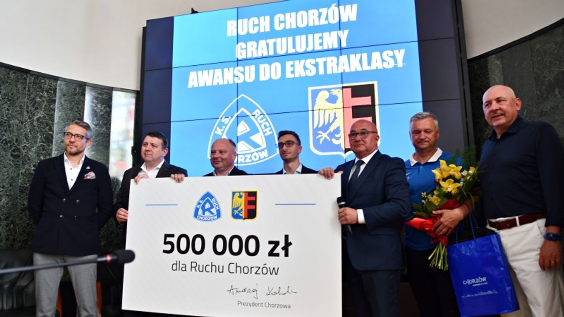 Pół miliona zł trafiło do Niebieskich! "To podziękowanie Miasta Chorzów za osiągnięty sukces" [ZDJĘCIA]