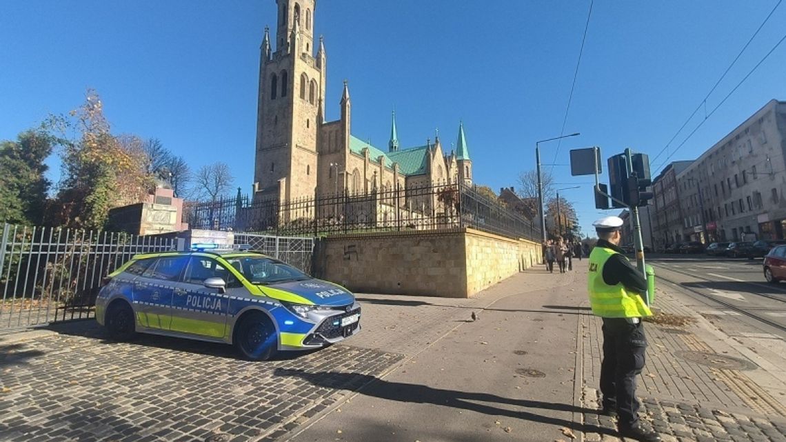 Policja podsumowuje Wszystkich Świętych. "W rejonie cmentarzy naszego miasta obchody przebiegały spokojnie"