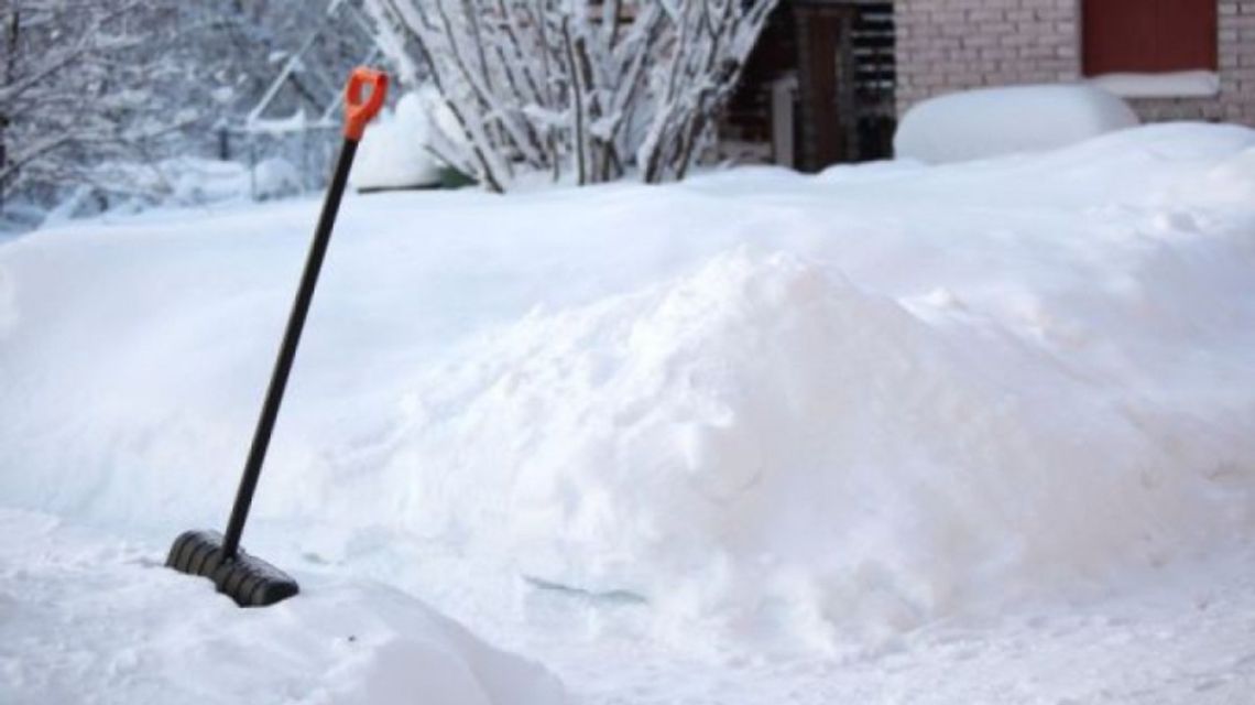 Policja przypomina o obowiązków odśnieżania dachów, chodników i samochodów