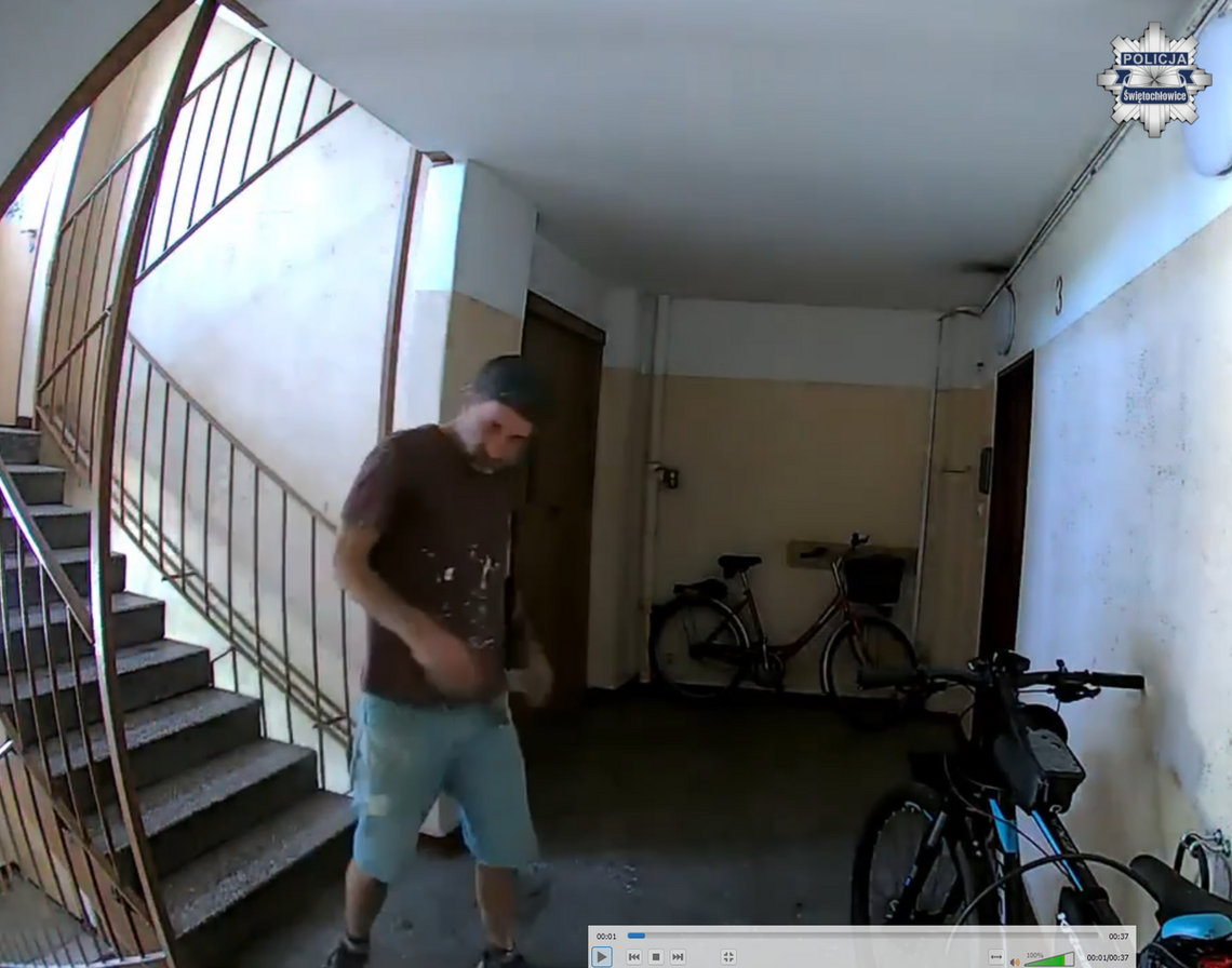 Policja ze Świętochłowic szuka tego mężczyzny. Zabrał saszetkę z ważnymi dokumentami. Rozpoznajesz go? Policja ze Świętochłowic szuka tego mężczyzny. Zabrał saszetkę z ważnymi dokumentami. Rozpoznajesz go?