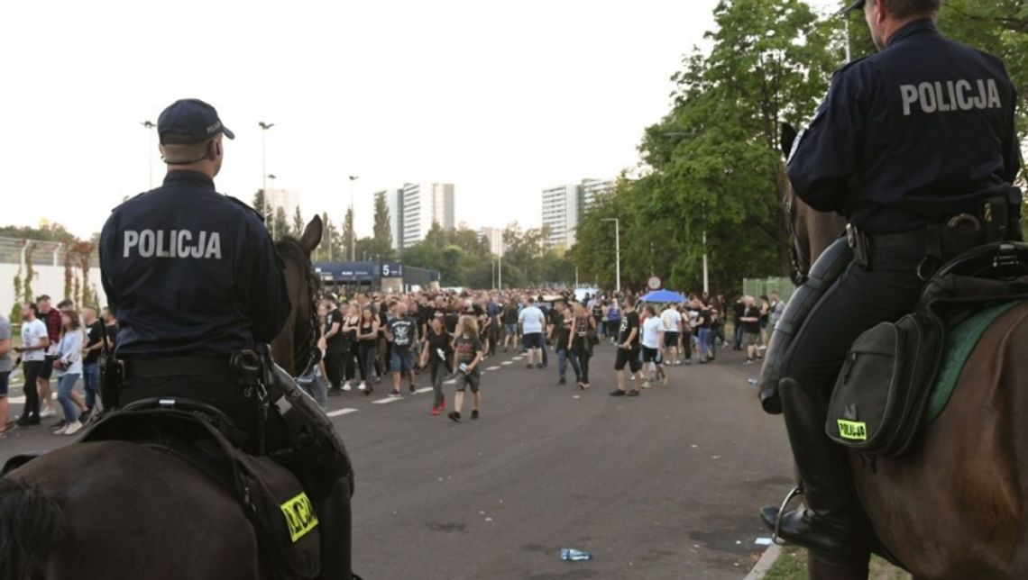 Policjanci dbali o bezpieczeństwo w trakcie koncertu