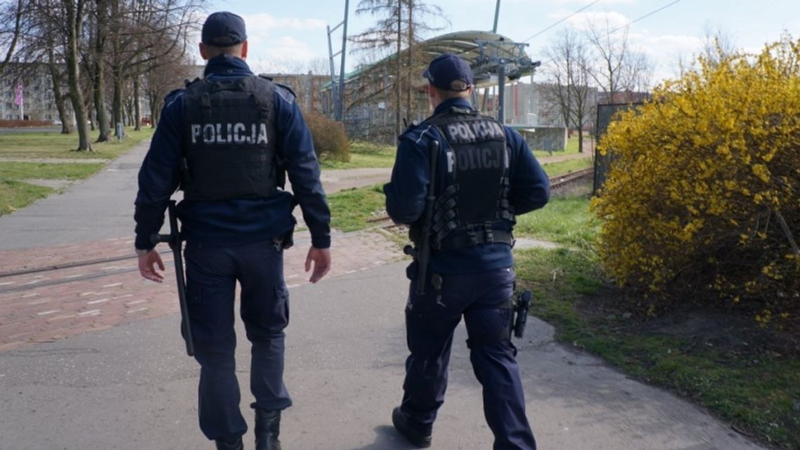 Policjanci i żołnierze patrolują miasto