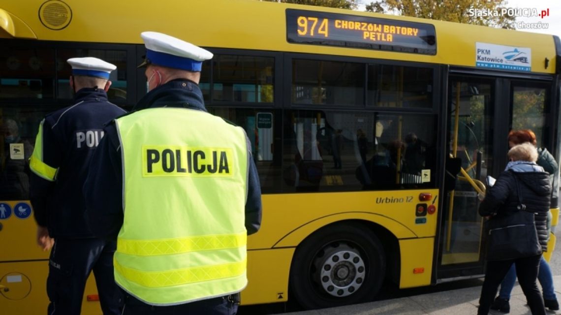 Policjanci kontrolują, czy przestrzegane są przepisy związane z pandemią koronawirusa