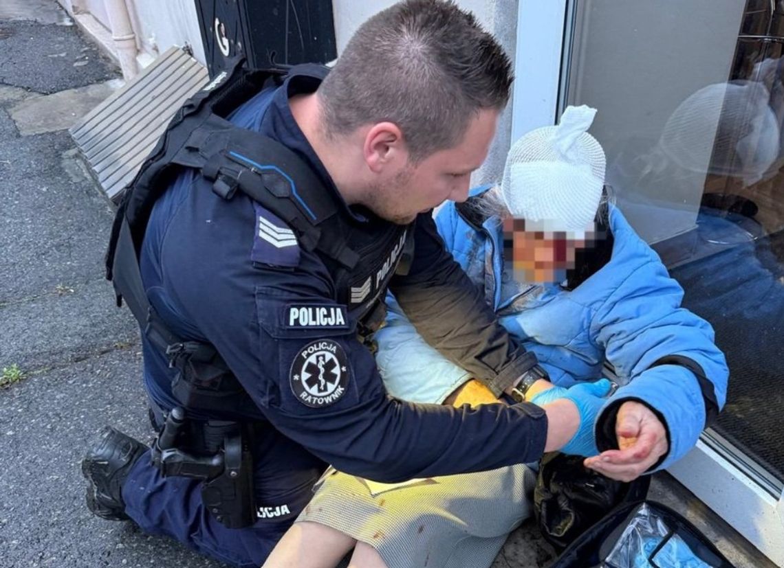 Policjanci uratowali 87-latkę. Seniorka z urazem głowy nie wiedziała, gdzie się znajduje Policjanci uratowali 87-latkę. Seniorka z urazem głowy nie wiedziała, gdzie się znajduje
