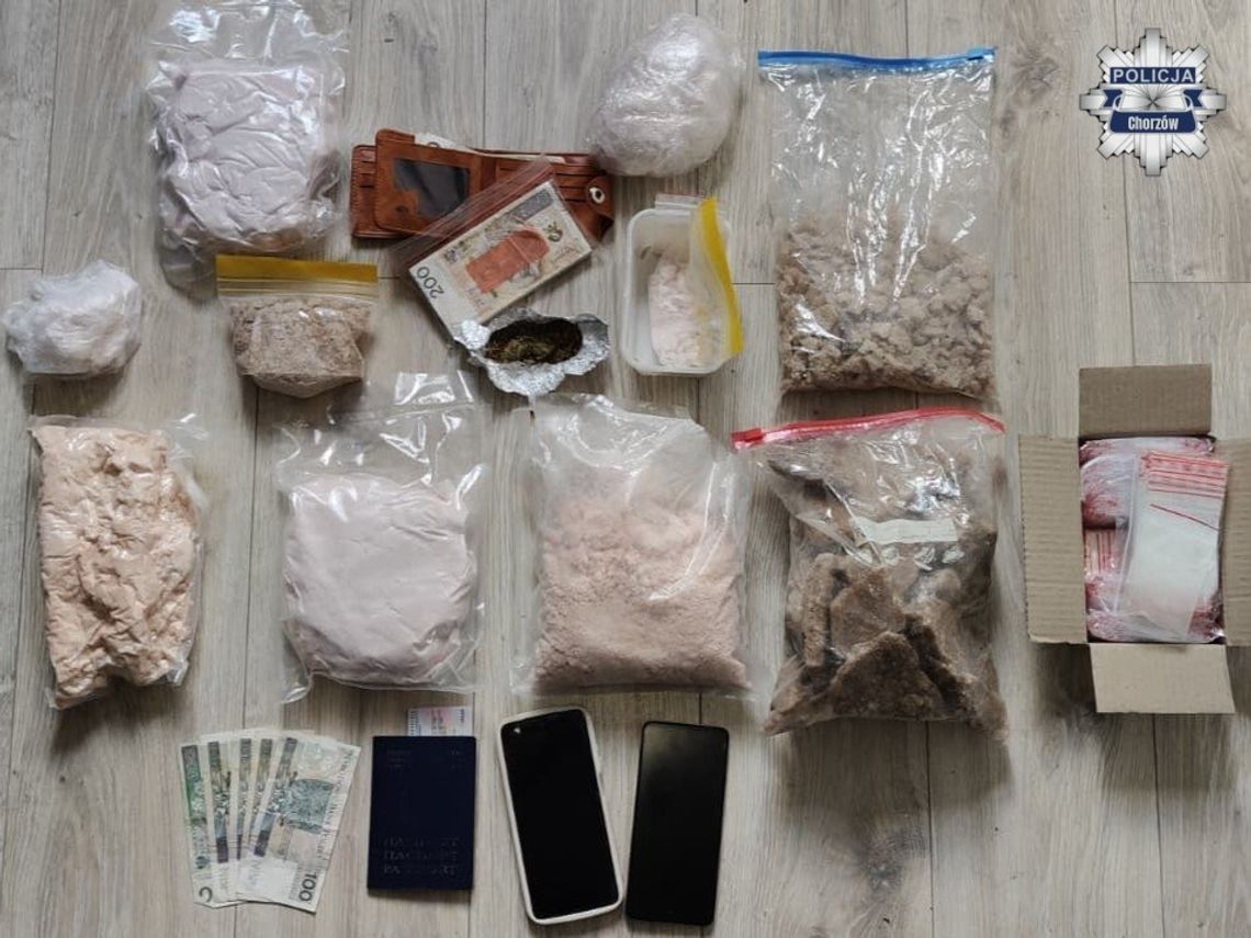 Policjanci z Chorzowa zatrzymali trzy osoby i przejęli ponad 7 kilogramów amfetaminy i marihuany! Policjanci z Chorzowa zatrzymali trzy osoby i przejęli ponad 7 kilogramów amfetaminy i marihuany!