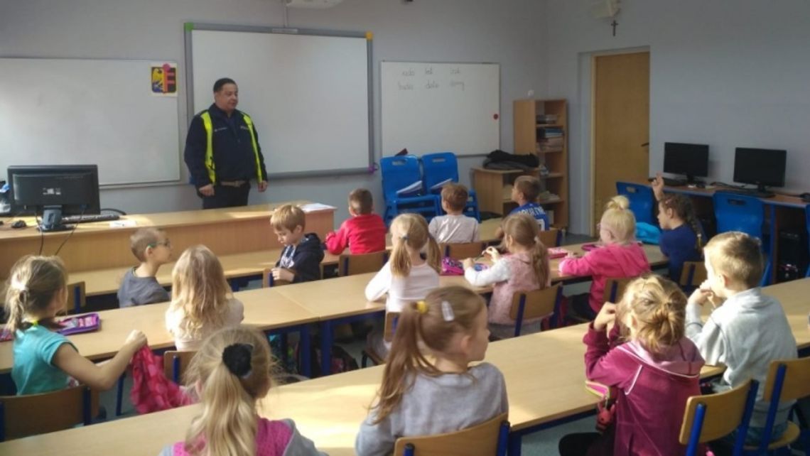 Policjanci z drogówki w SP nr 21