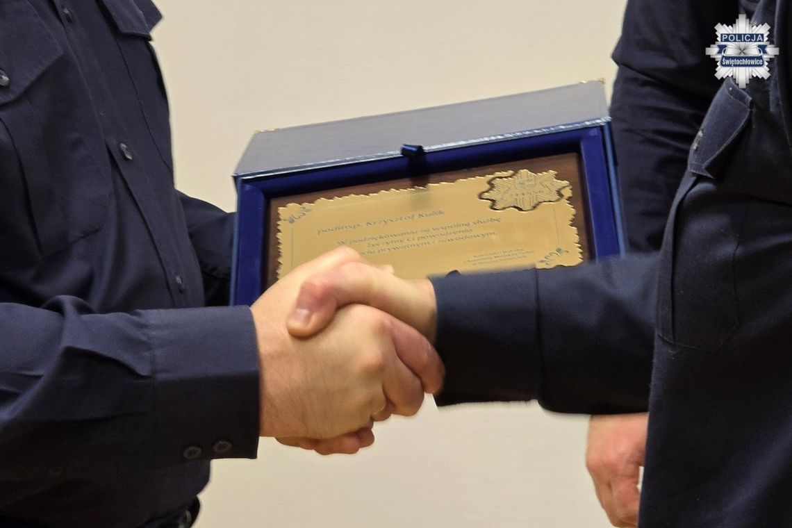 Policjanci ze Świętochłowic pożegnali zasłużonego naczelnika. Czas na emeryturę!