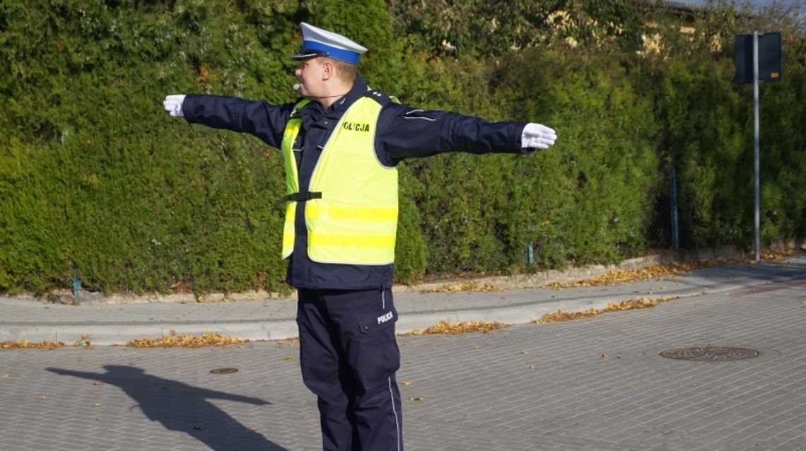 Policjant kieruje ruchem - czy wiesz jak zareagować? 