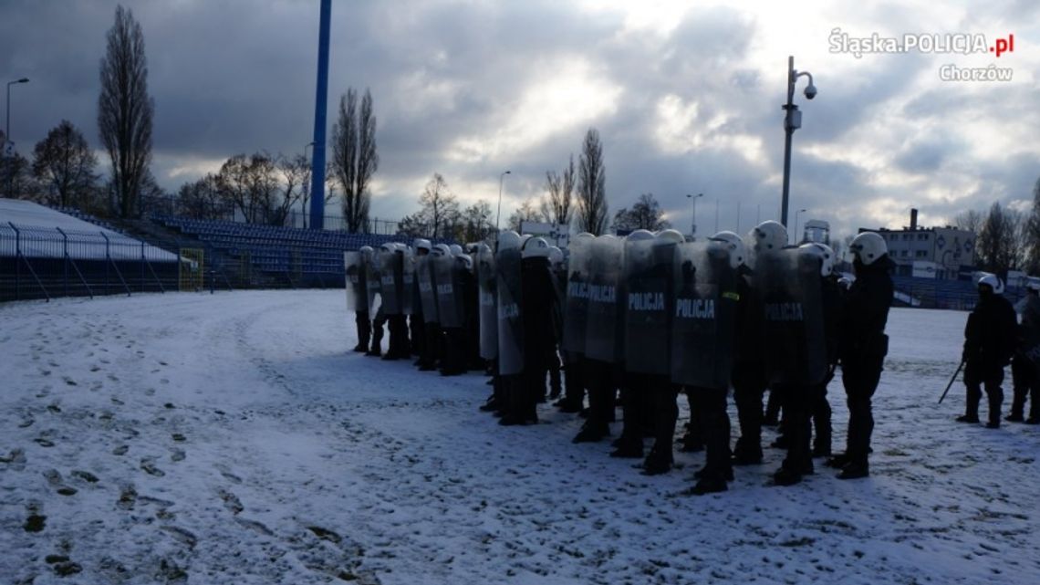 Policyjne ćwiczenia na stadionie Ruchu