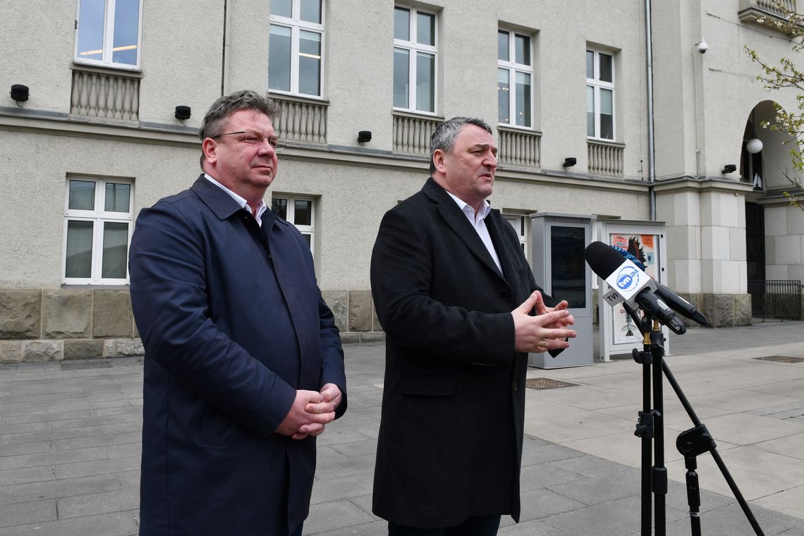 Polityczny spór o podpisy. Posłowie PiS interweniują w sprawie filmu z chorzowską lekarką