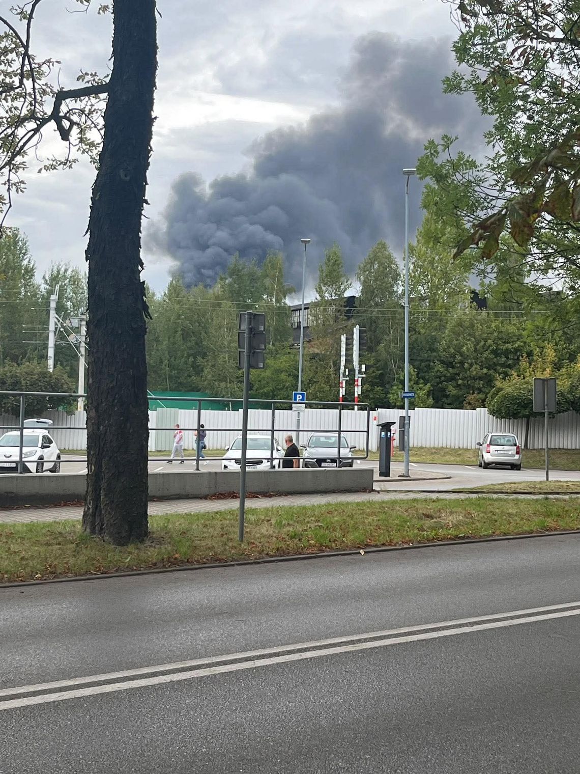 Pożar na złomowisku w Maciejkowicach. Wydano alert RCB