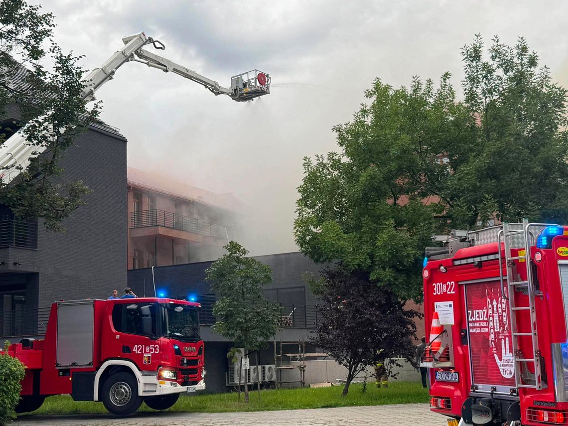Pożar w centrum Chorzowa! Ogień w byłym banku [ZDJĘCIA]