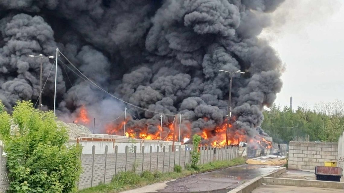 Pożar w Siemianowicach Śląskich. Strażacy walczą z ogniem [ZDJĘCIA]