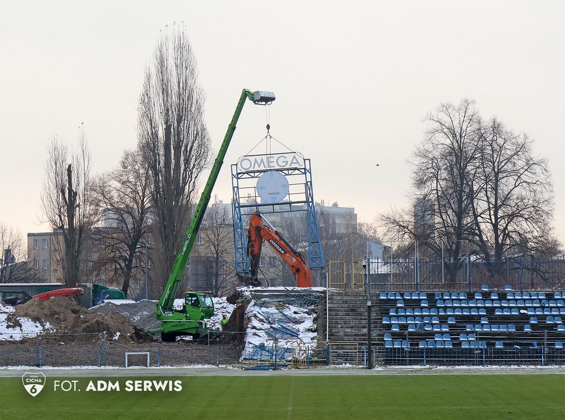 Prace rozbiórkowe przy Cichej 6 trwają w najlepsze. Ze stadionu zniknęła już legendarna Omega