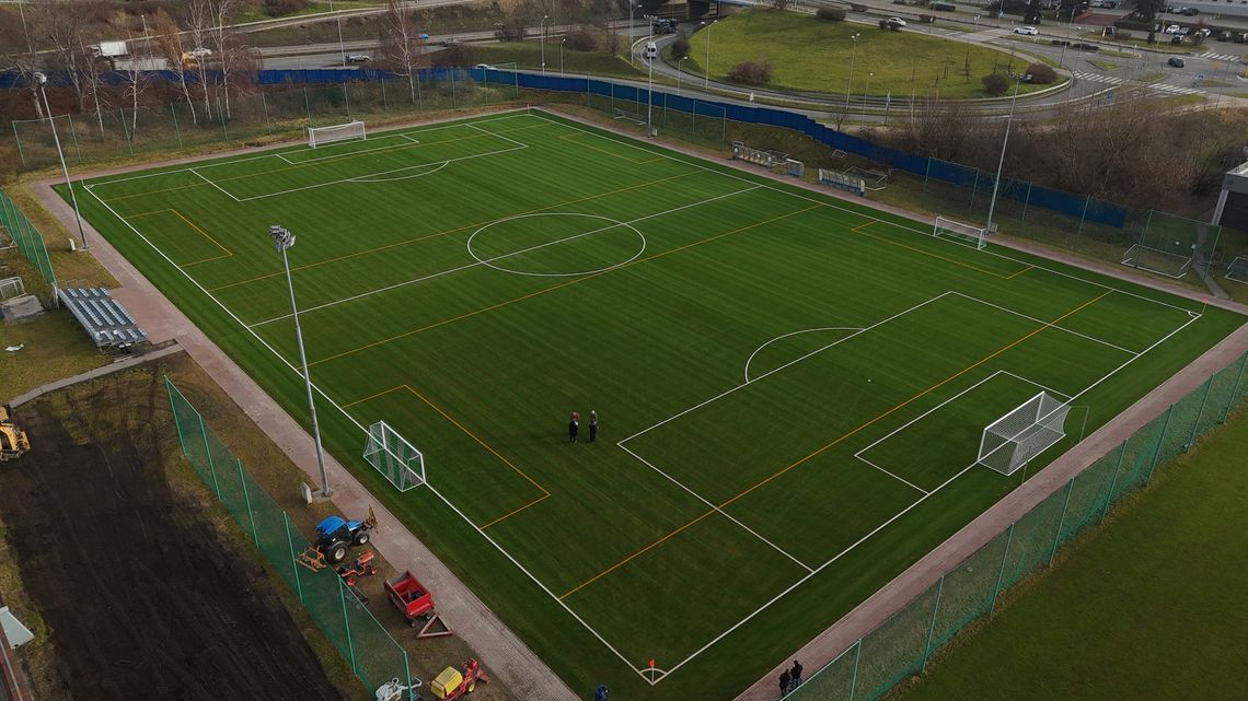 Prace związane z wymianą murawy na boisku Kresy skończone, teraz czas na nową halę pneumatyczną!