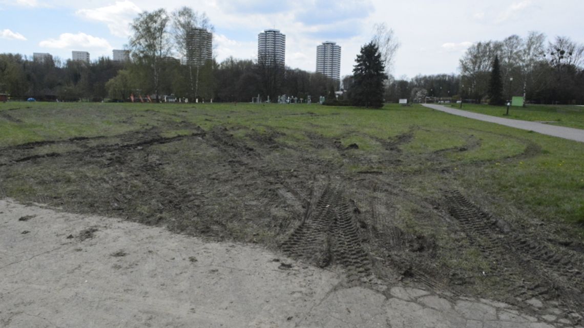 Premier Mateusz Morawiecki odwiedził w niedzielę Park Śląski. Niestety wystawa militarna pozostawiła po sobie zniszczenia