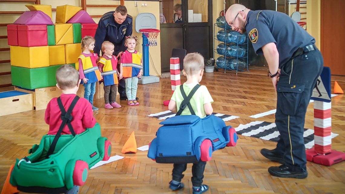Przedszkolaki uczą się zasad ruchu drogowego. Pomaga im w tym autochodzik