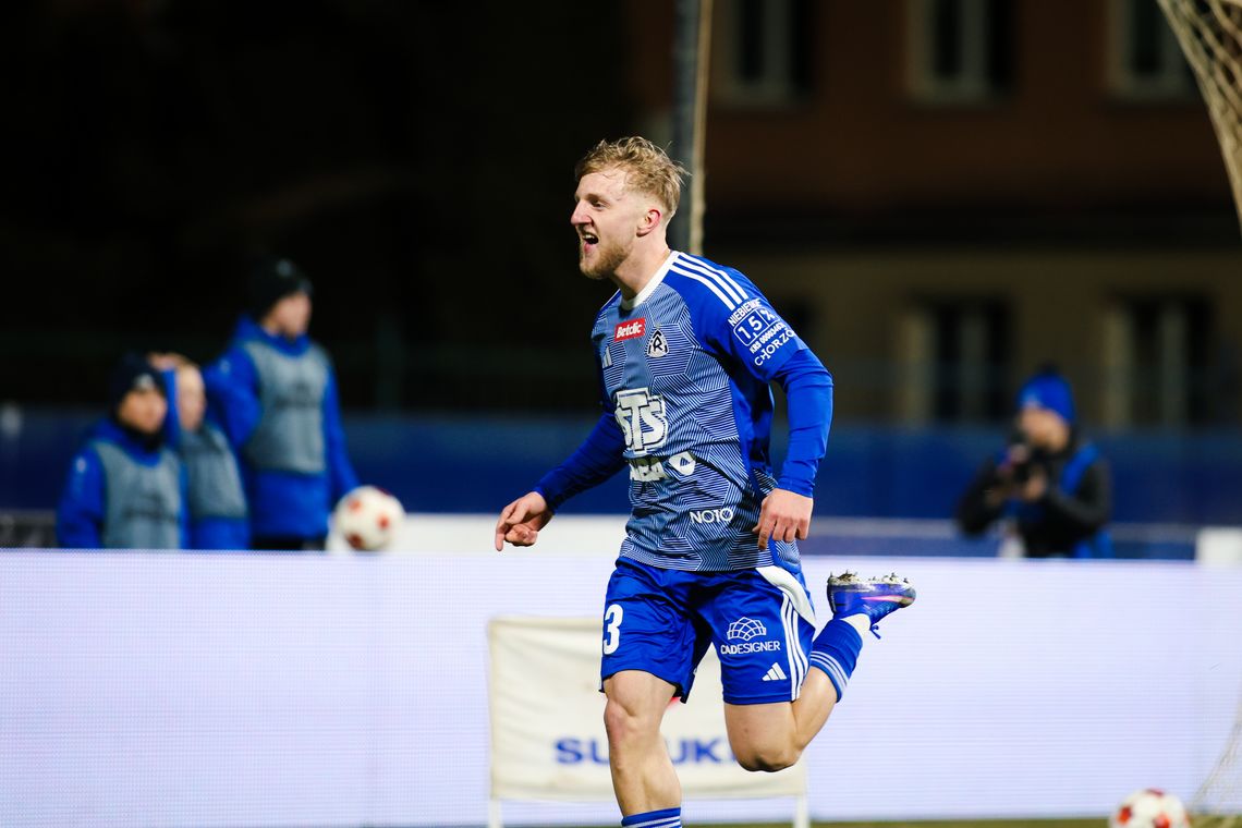 Przełamanie Niebieskich! Ruch pokonał Stal, grając przez większość drugiej połowy w dziesiątkę