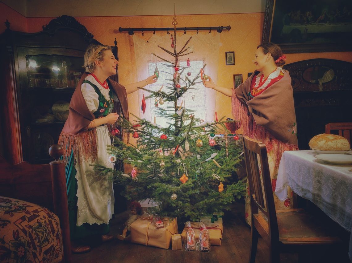 "Przewodnik po świątecznych wystrojach", czyli grudniowy etnospacer w chorzowskim Skansenie "Przewodnik po świątecznych wystrojach", czyli grudniowy etnospacer w chorzowskim Skansenie
