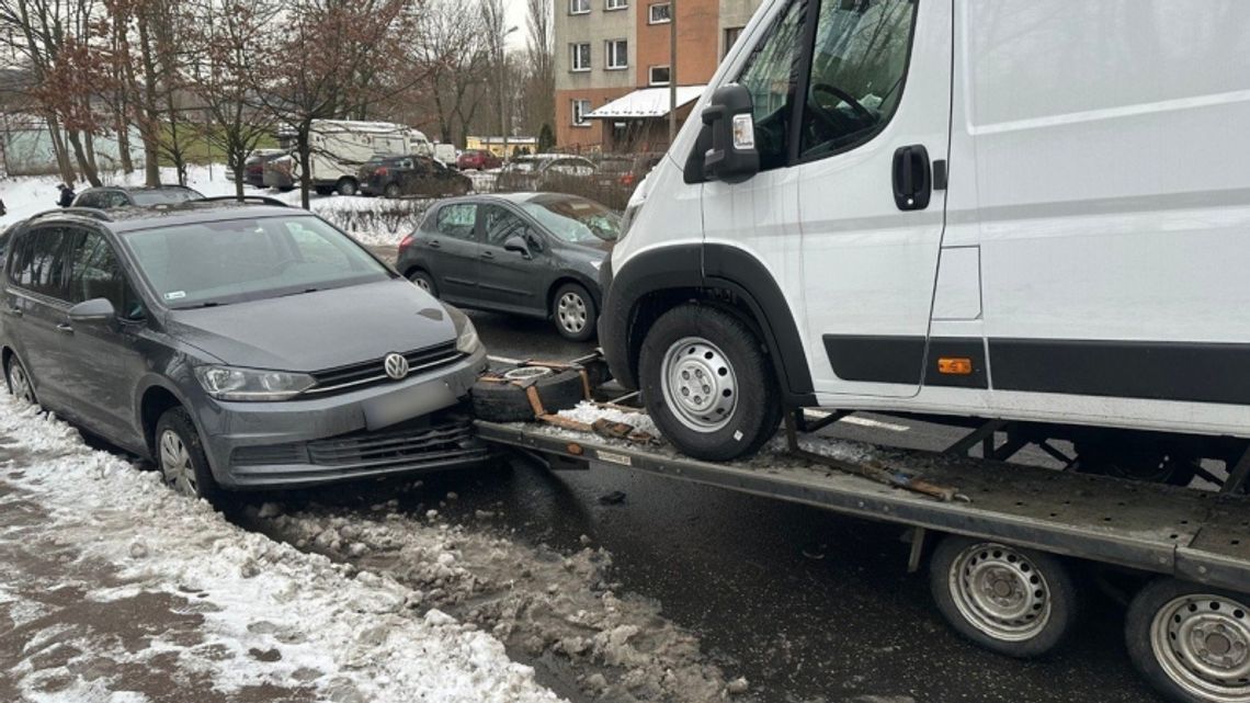 Przyczepa oderwała się od pojazdu. Uderzyła w zaparkowany samochód [ZDJĘCIA]