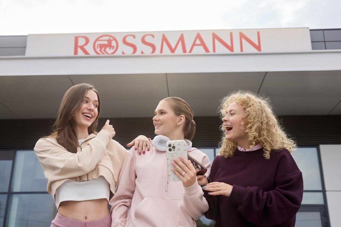 „Przydatne w drogerii” – korzystaj z aplikacji na zakupach w Rossmannie