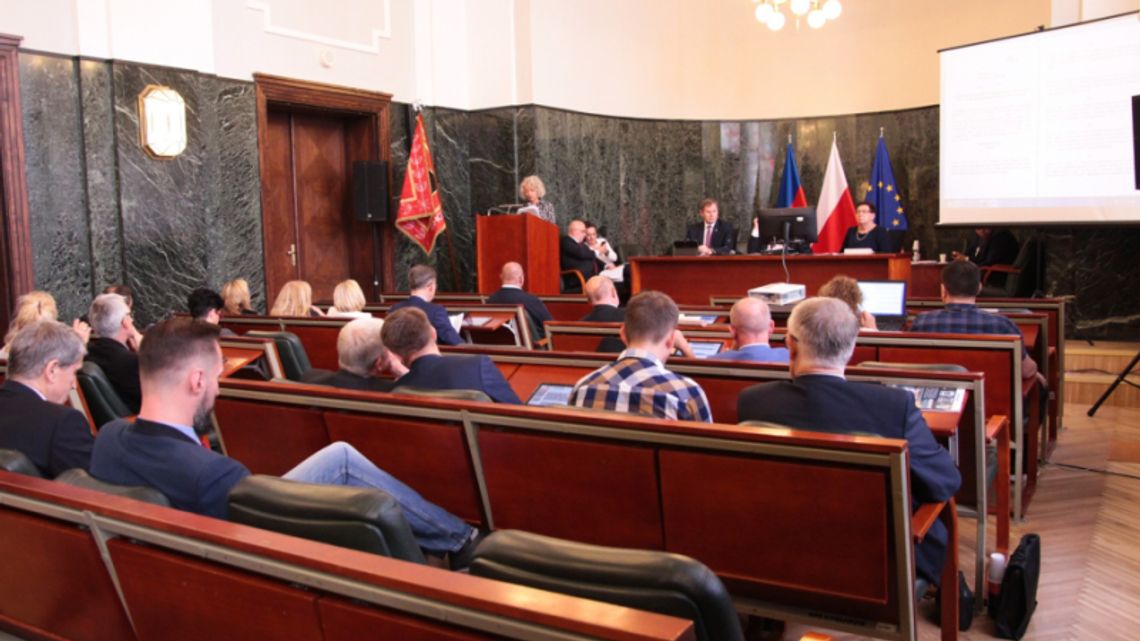 Radni zdecydowali ws. podwyżek dla nauczycieli