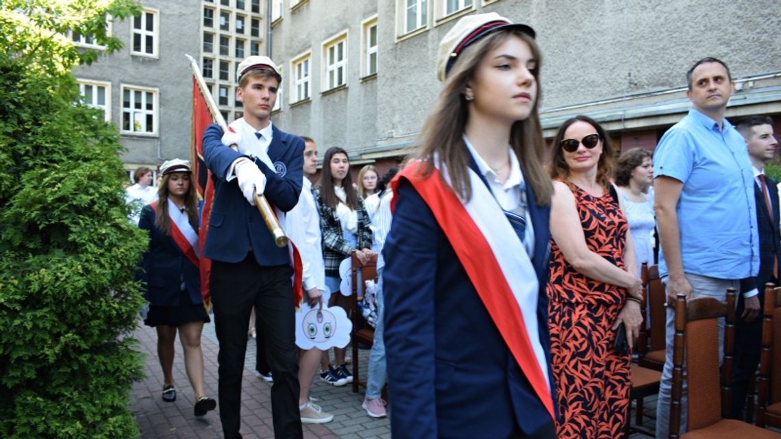 Rok szkolny dobiegł końca. Uczniowie idą na zasłużony odpoczynek [ZDJĘCIA]