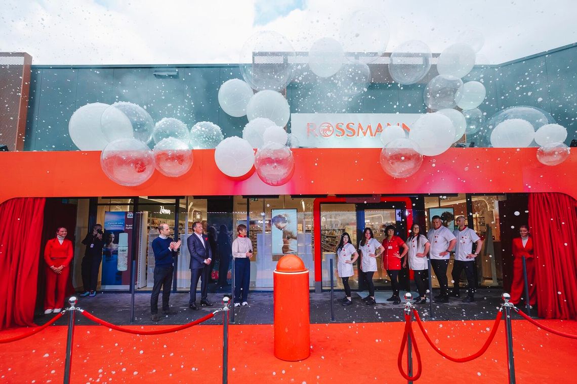 Rossmann uruchomił drogerię w nowym koncepcie - numer 2000 w Polsce Rossmann uruchomił drogerię w nowym koncepcie - numer 2000 w Polsce